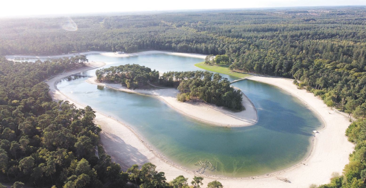 Zwemmen aan de oevers van een eiland. Foto: Beheer Henschotermeer © Zwemmen aan de oevers van een eiland. Foto: Beheer Henschotermeer ©