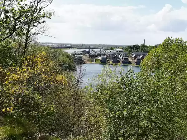 Eenmaal boven wacht een adembenemend uitzicht over de Betuwe en Rhenen. Foto: Cees van Doodeweerd.
