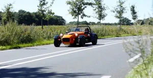 4 leuke manieren om een stad te verkennen Lekker touren door Nederland in een razendsnelle Westfield-auto. Foto: Sport7Cars.