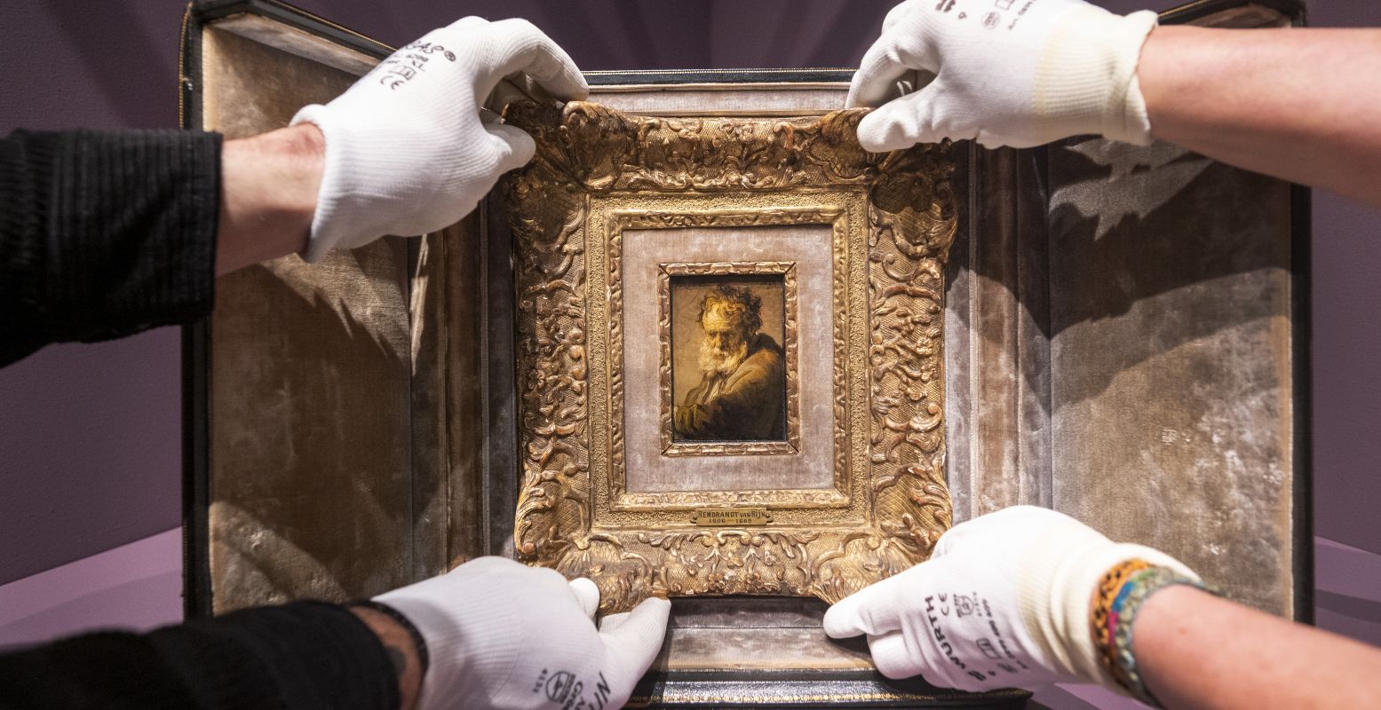 Rembrandts kleinste schilderij is weer even terug in Nederland! Rembrandt van Rijn, Buste van een bebaarde oude man (1633) © The Leiden Collection. Foto: Evert Elzinga