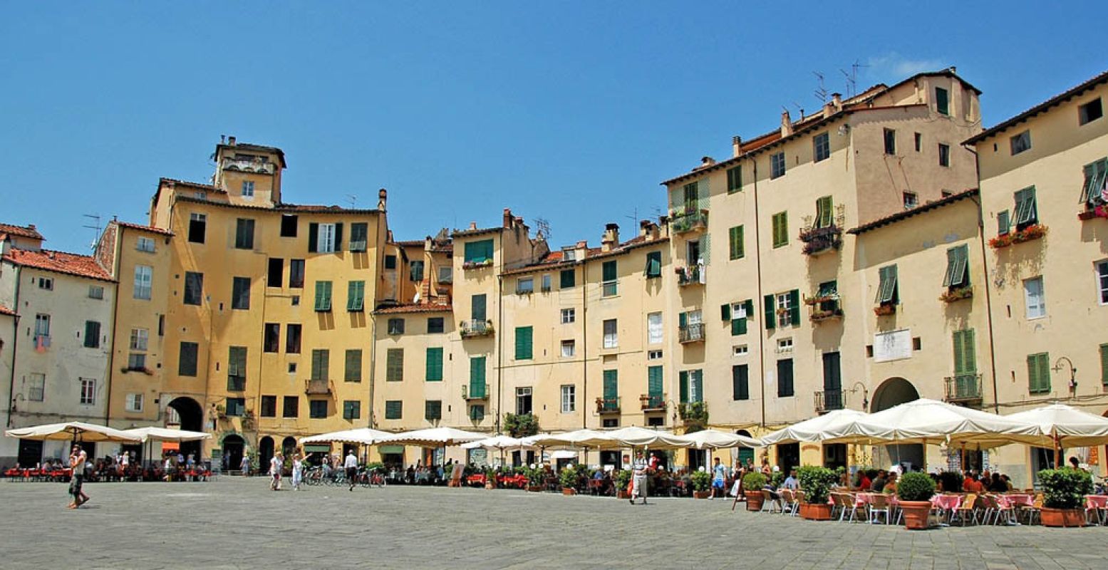 Het mooie Piazza dell'Anfiteatro in Lucca. Foto: Pixabay