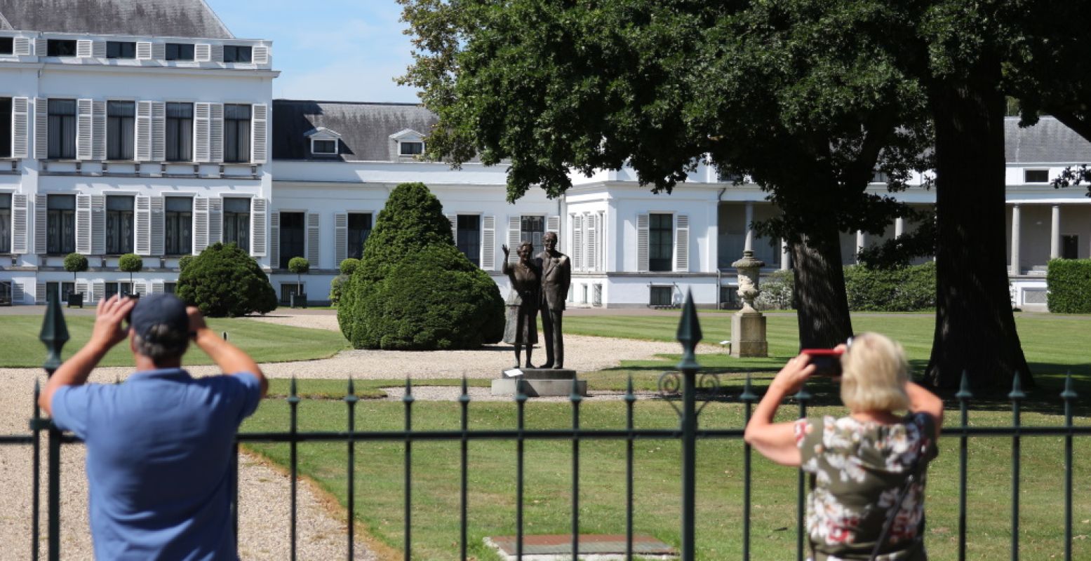 Dagjesmensen komen nog steeds naar het paleis kijken, ook al zijn de poorten doorgaans gesloten. Foto: DagjeWeg.NL / Coby Boschma.