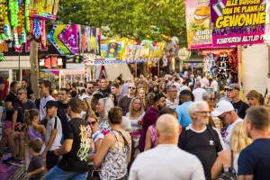 Fotobeschrijving: De Vaste Clique. Foto: (c) Helmond Kermis. Fotobeschrijving: De Vaste Clique. Foto: (c) Helmond Kermis.