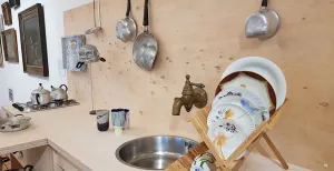 Eten als kunst op de expositie _De smaak te pakken_ Wie even wat langer kijkt ziet heel veel in deze keuken. Foto: DagjeWeg.NL