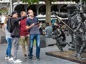 City Challenge Amsterdam - GESLOTEN Op jacht naar een moordenaar op het Rembrandtplein. Foto: City Challenge App