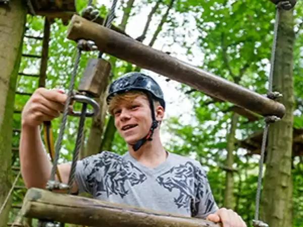 Altijd veilig gezekerd. Foto: Klimpark Fun Forest. Altijd veilig gezekerd. Foto: Klimpark Fun Forest.