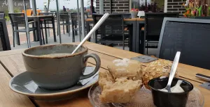 5 toffe eettentjes in bourgondisch Bergen op Zoom Heerlijk, een kopje romige soep met broodjes in de serre van SAUS met uitzicht op het strand en De Binnenschelde. Foto: DagjeWeg.NL / Tonny van Oosten