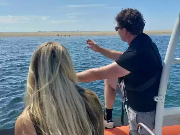 Schipper Douwe vertelt je over het gebied en de zeehonden. Foto: I Like Terschelling