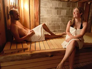 Relaxen in de zoutmuur sauna. Foto: Biltstraat Wellness & Horeca B.V.