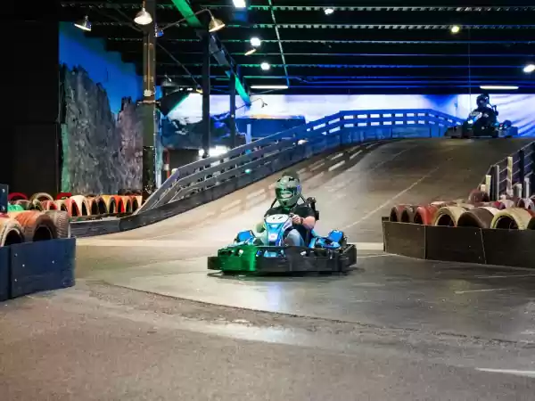 Trotseer de brug op de E-kartbaan in Groningen. Foto: TeamSport E-Karting & Bowling Trotseer de brug op de E-kartbaan in Groningen. Foto: TeamSport E-Karting & Bowling