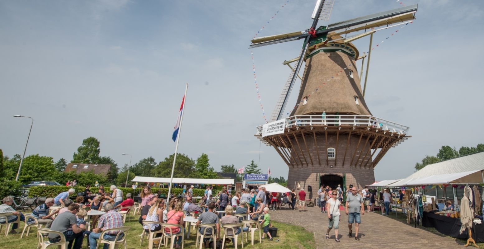 Ruim achthonderd molens spannen hun wieken en openen hun deuren voor een feestelijk dagje uit op 11 en 12 mei. Foto: De Hollandsche Molen © Wim Giebels.