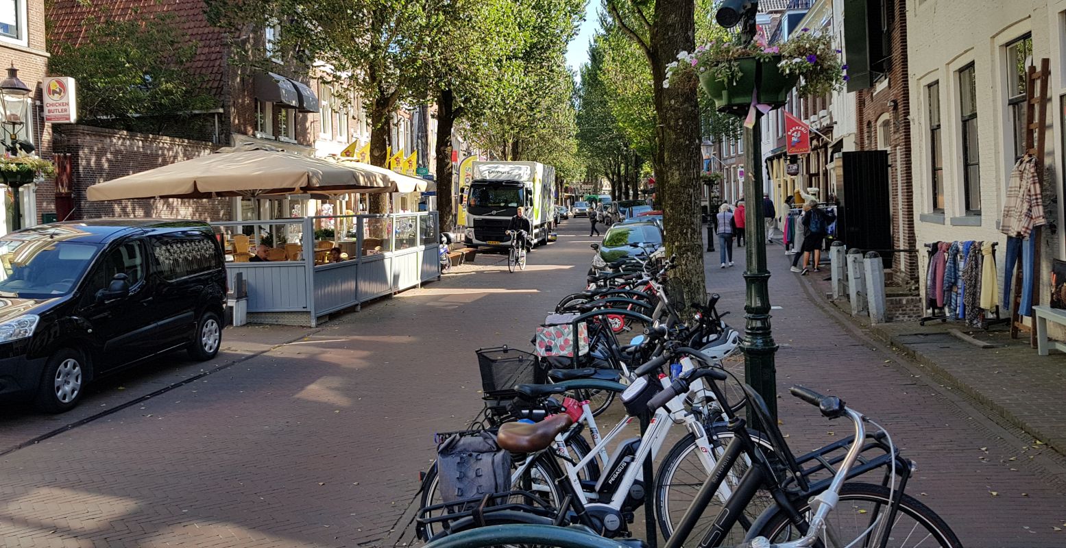 Fan van shoppen? Dan is de Voorstraat dé place to be! Daar vind je enorm veel leuke winkeltjes. Foto: DagjeWeg.NL @ Tonny van Oosten