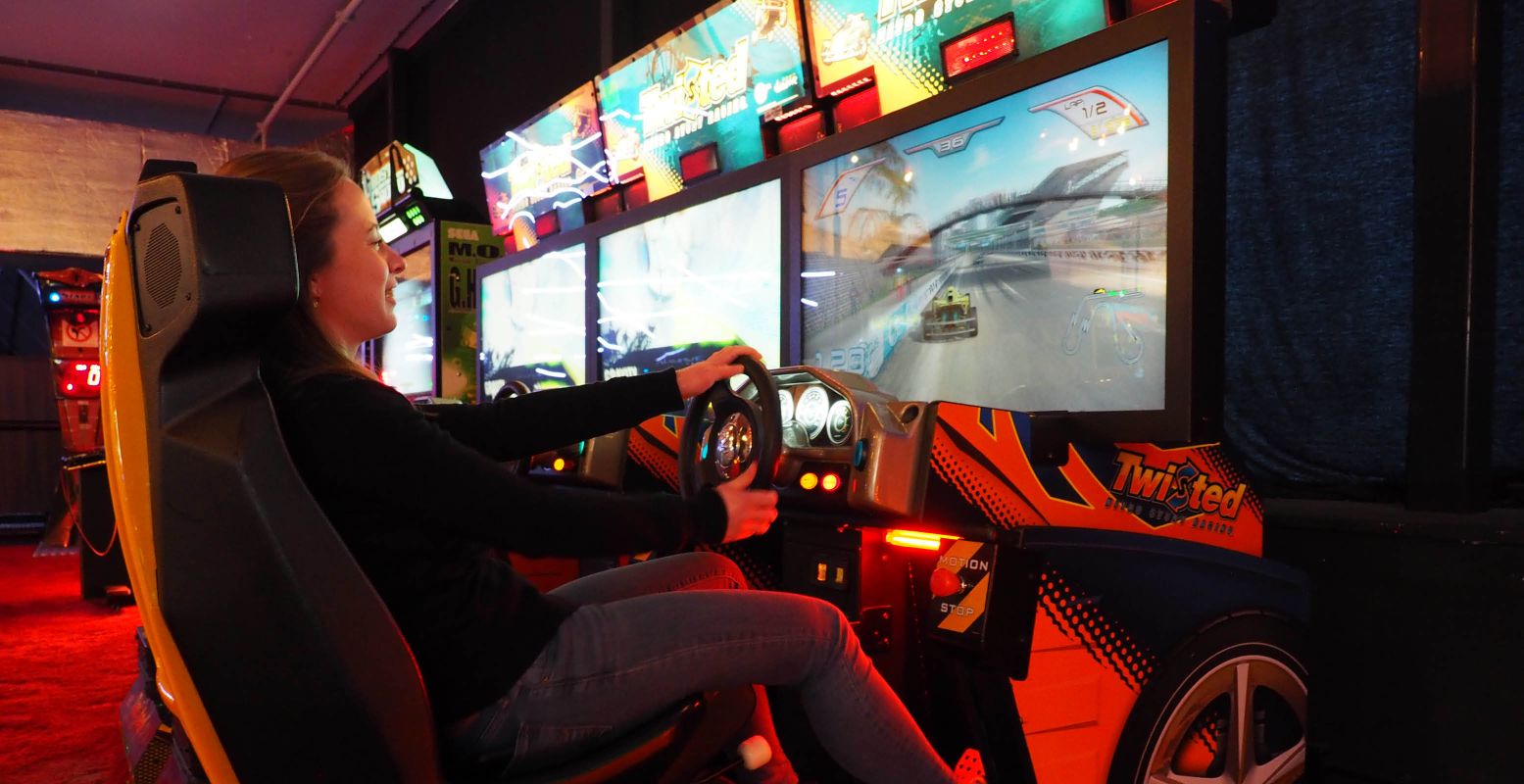 Ga lekker zitten en race over het circuit of speel een van de andere spellen in de Arcadehal. Foto: DagjeWeg.NL