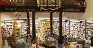Waanders In de Broeren: boekenhemel in de Broerenkerk De afdeling kinderboeken bevindt zich onder het Scheuer-orgel uit 1824. Foto: DagjeWeg.NL.