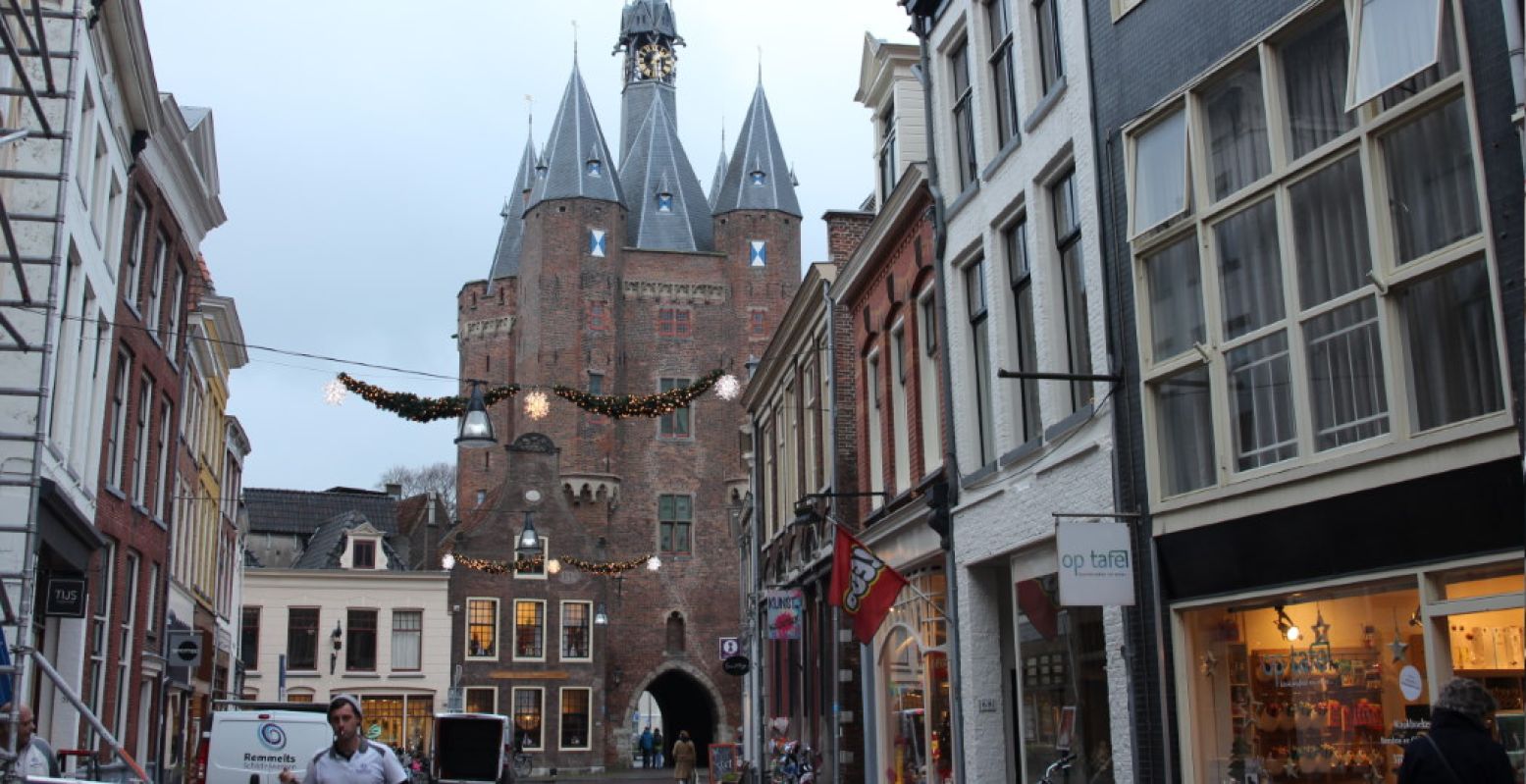 Loop Zwolle binnen door de middeleeuwse Sassenpoort. Foto: DagjeWeg.NL