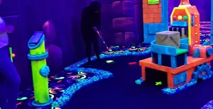 Bedrijfsuitje vol spannende activiteiten bij The Maxx De glow in the dark setting geeft een extra dimensie aan het klassieke minigolf. Foto: DagjeWeg.NL