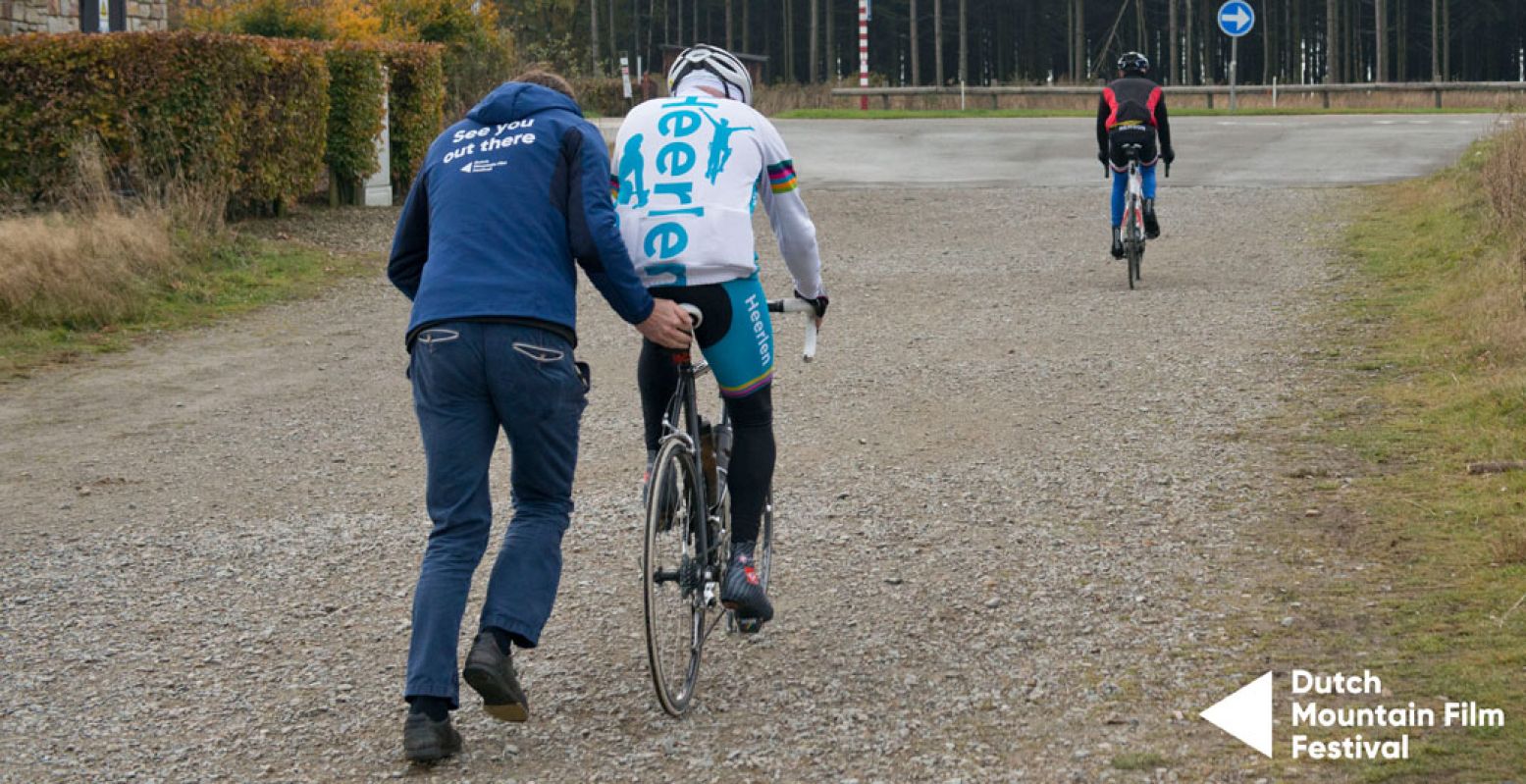 Piek zelf tijdens de Summit to Summit fietstocht van het Dutch Mountain Film Festival. Foto: Dutch Mountain Film Festival
