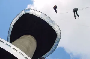 Abseilen van de Euromast Een fotograaf maakt foto's