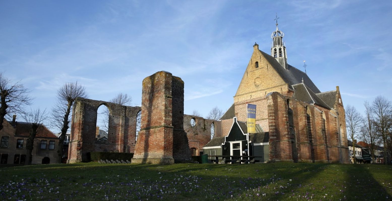 Het is een ruïne, maar de Ruïnekerk in het centrum van Bergen is ook echt een compleet kerkgebouw. Foto: Hart van Noord-Holland regio- en stadsmarketing