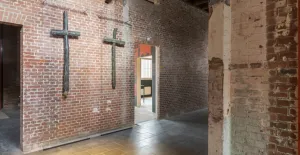 Wachten op de dood in het Oranjehotel Kruizen van de Waalsdorpervlakte, waar de Duitsers 250 gevangenen fusilleerden, hangen nu in het Oranjehotel herinneringscentrum. Bijgesneden voor DagjeWeg.NL. Foto: Nationaal Monument Oranjehotel © Arjan de Jager