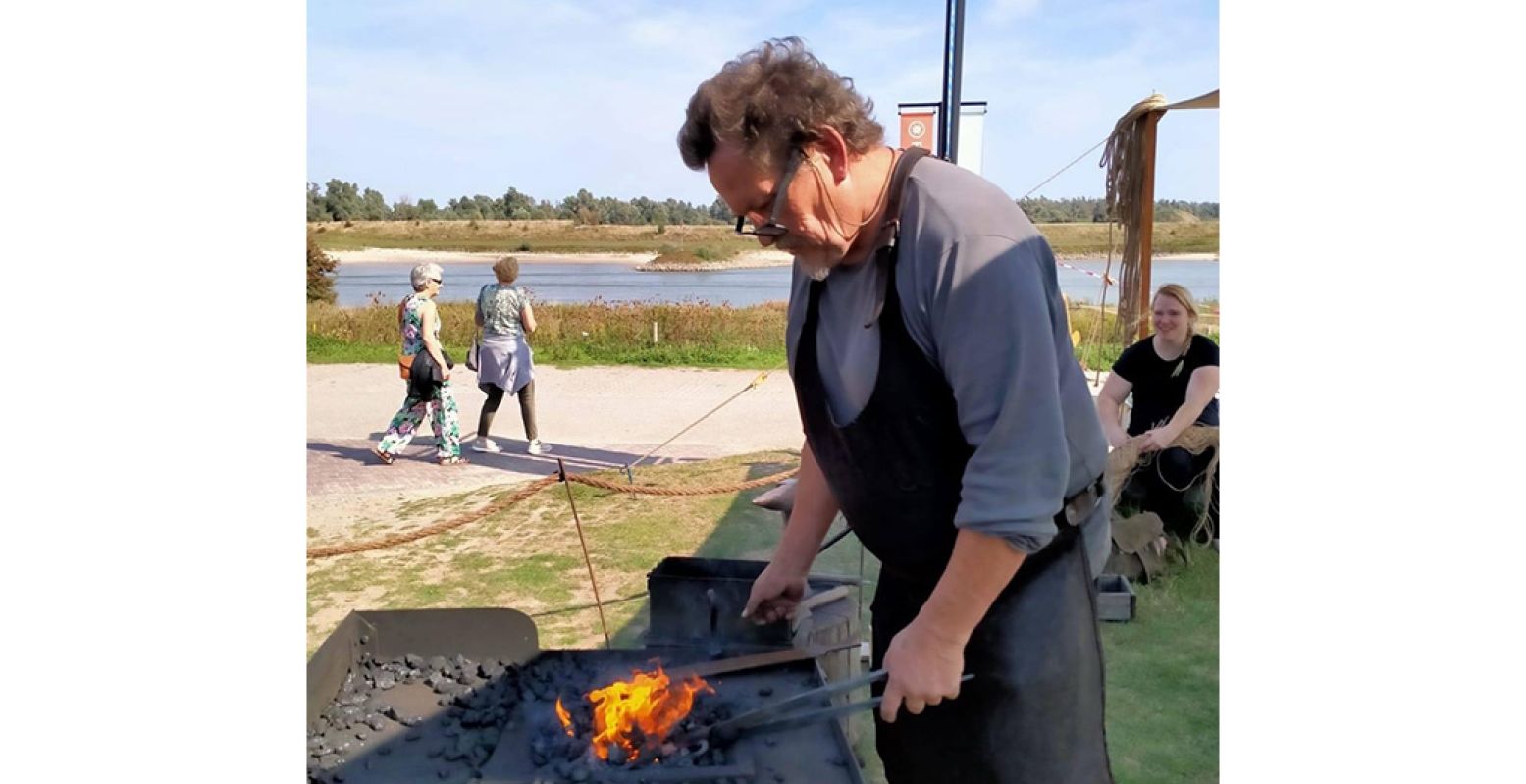 Neem een kijkje bij de smid en andere oude ambachten in het bijna 150 jaar oude Fort Pannerden. Foto: Fort Pannerden