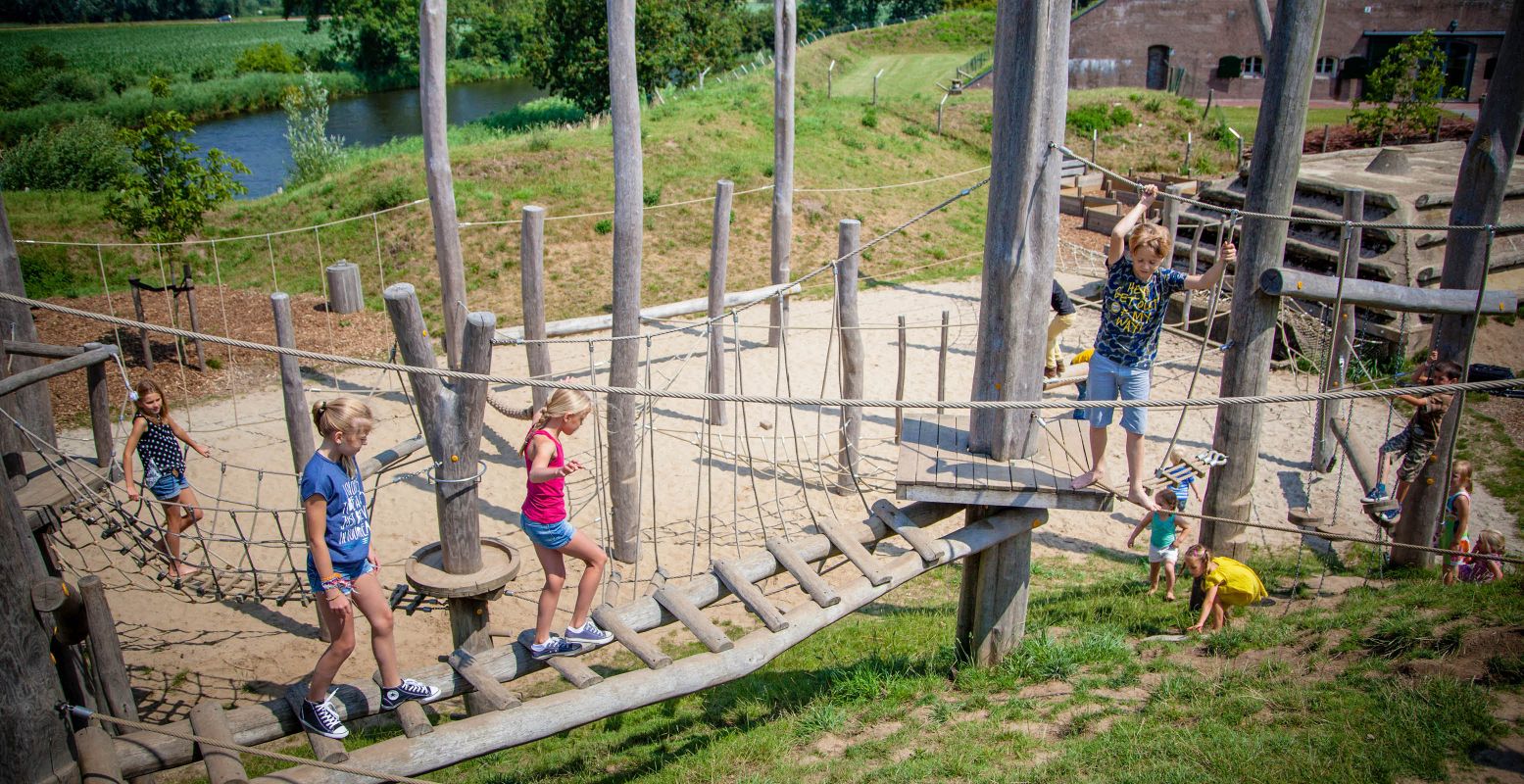 Klimmen en klauteren in de speurtuin. Foto: GeoFort