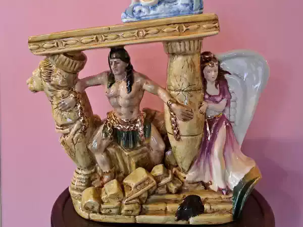 Deze theepot verbeeldt het Bijbelverhaal van Samson. Foto: Theepottenmuseum Deze theepot verbeeldt het Bijbelverhaal van Samson. Foto: Theepottenmuseum