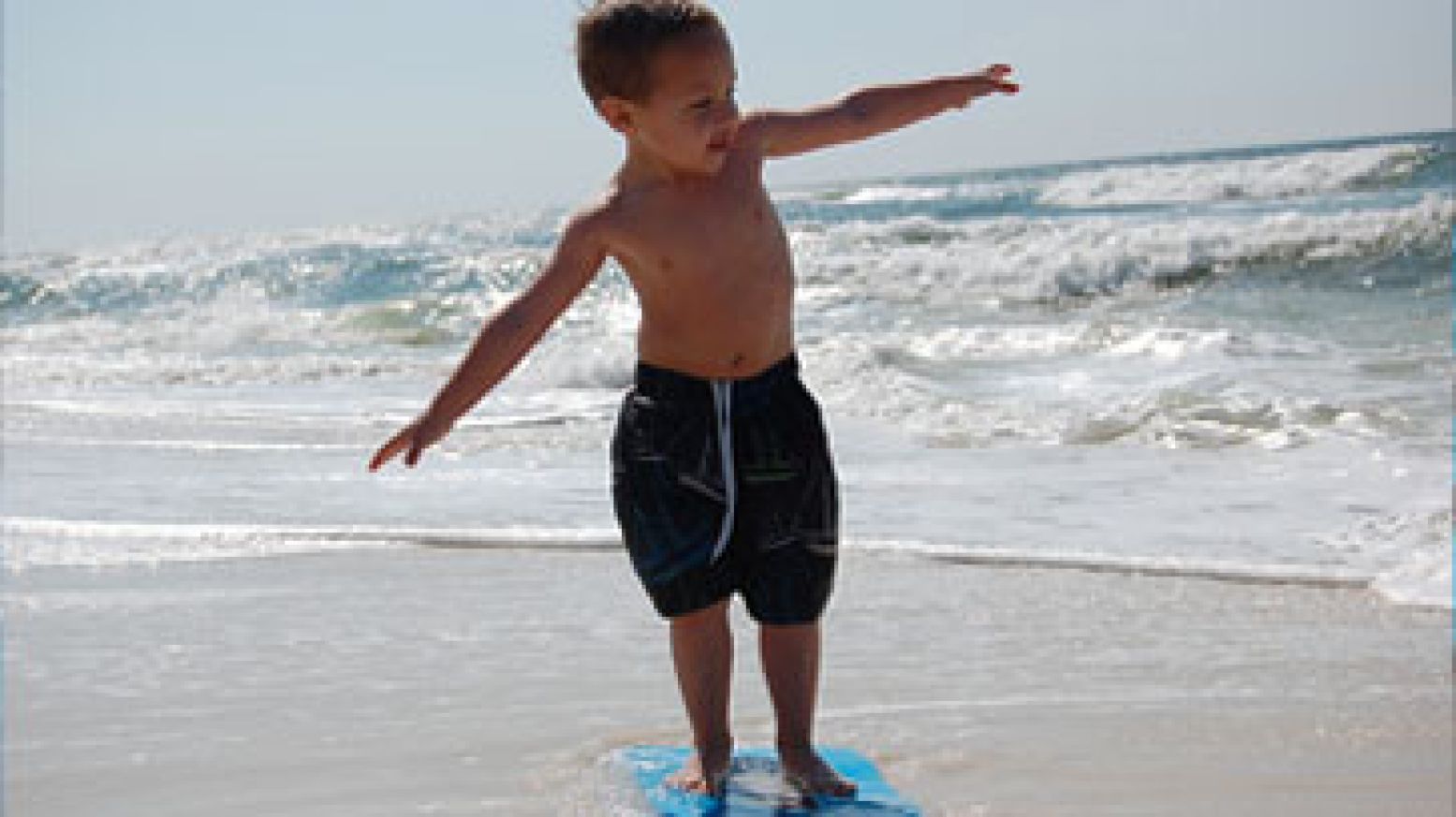 Ook de meeste surfscholen geven les aan kleine kinderen. Zolang ze maar een zwemdiploma hebben. Foto:  Flickr / David Reber .