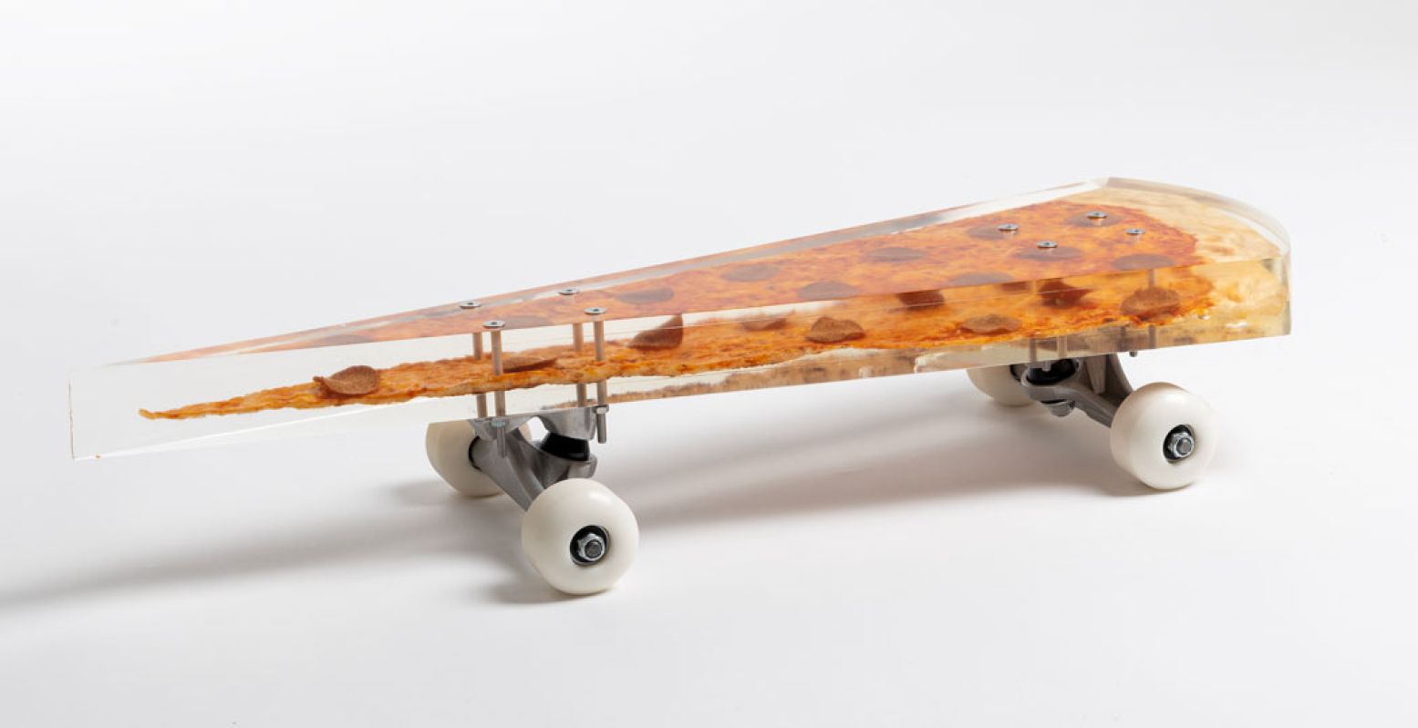 Het eerste voorwerp dat Flourboy maakte van pizza: een skateboard. Foto: Ruben Hilkens