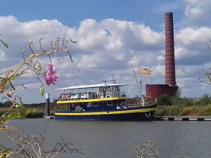 De Blauwe Bever vertrekt vanaf Elst voor een safarivaart. Foto: Stichting Rijnoevervaarten