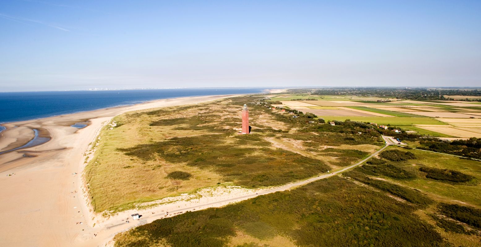 Vuurtoren Westhoofd in Ouddorp vanuit de lucht. Foto: © Eilandmarketing Goeree-Overflakkee