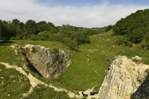Rondwandeling Groeve Blom Fotobeschrijving: Groeve Blom kwam een paar jaar geleden in handen van Het Limburgs Landschap. Wande
