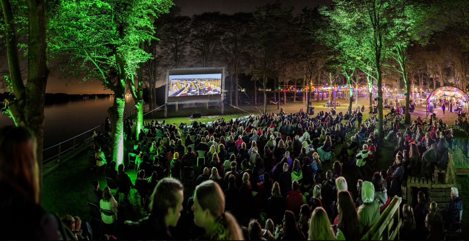 Filmkijken aan de Sloterplas. Foto: West Beach Film Festival © Marlise Steeman Fotografie