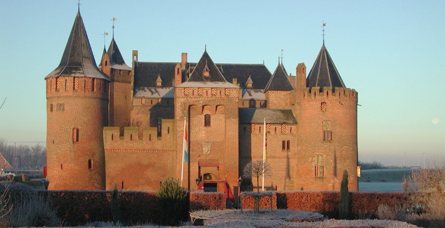 De warme chocolademelk staat klaar op het winterse Muiderslot. Foto: Muiderslot