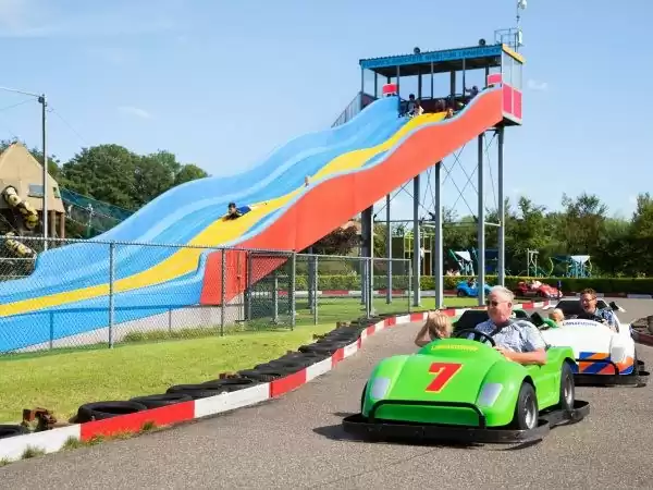Met vier tegelijk van de superglijbaan! Foto: Linnaeushof.
