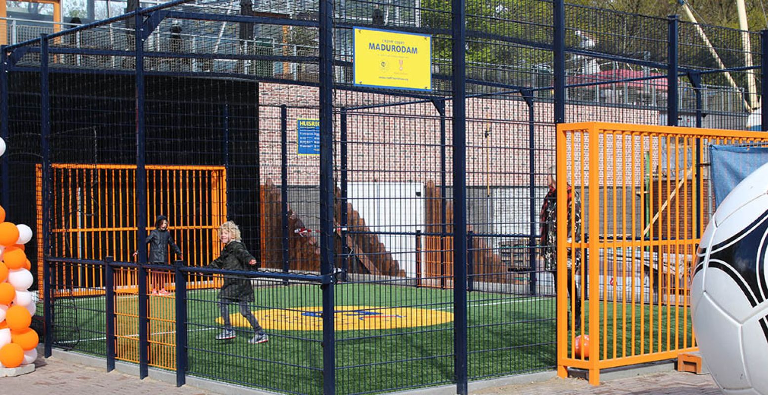 Voetballen in het Cruyff Court. Foto: Redactie DagjeWeg.NL, Coby Boschma.