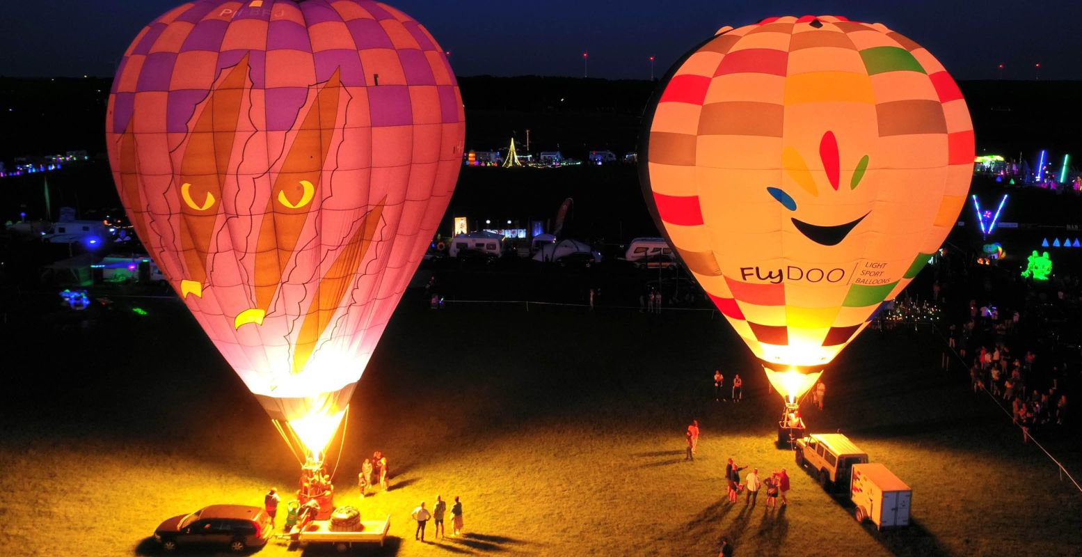 Luchtballonnen lichten op tijdens de lichtjesavond. Foto: Christiaan Rombouts