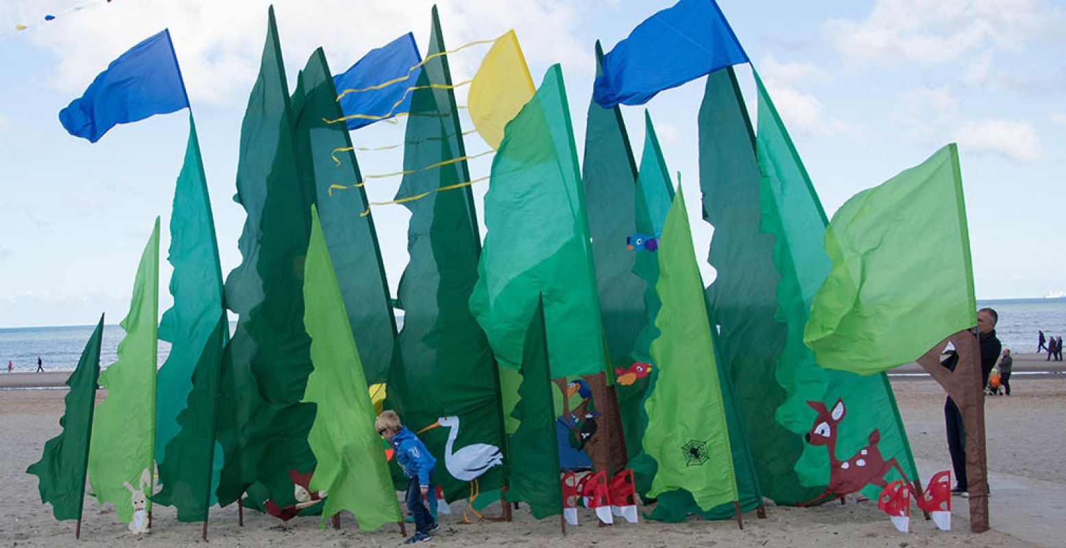 Speel verstoppertje in het bos van vliegers. Foto: Vliegerfestival Scheveningen.