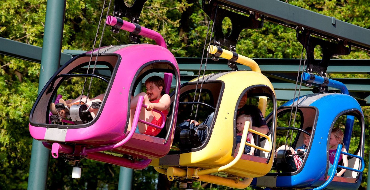 Hoe harder je trapt, hoe sneller je helikopter vliegt door Familiepark Nienoord! Foto: Familiepark Nienoord © Rik Schoonhoven