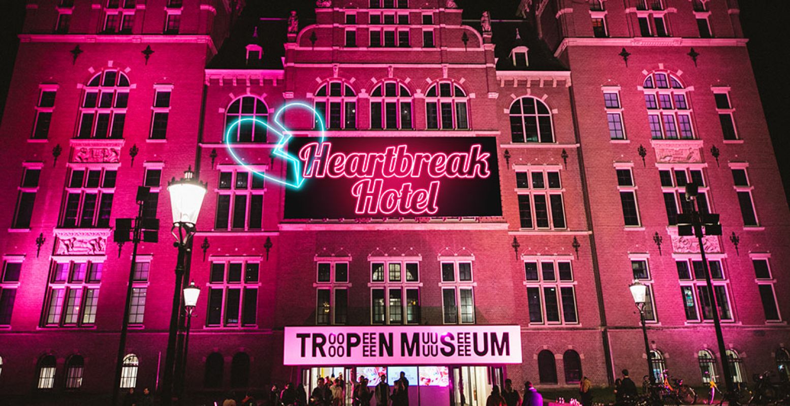 Het Tropenmuseum in Amsterdam verandert dit weekend in het Heartbreak Hotel en helpt je door je liefdesverdriet heen. Foto: Tropenmuseum.