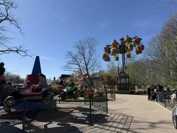Je ziet de Wolkenvaert al van verre uittorenen boven het park. Foto: Attractiepark de Waarbeek © Maikel Rutgers
