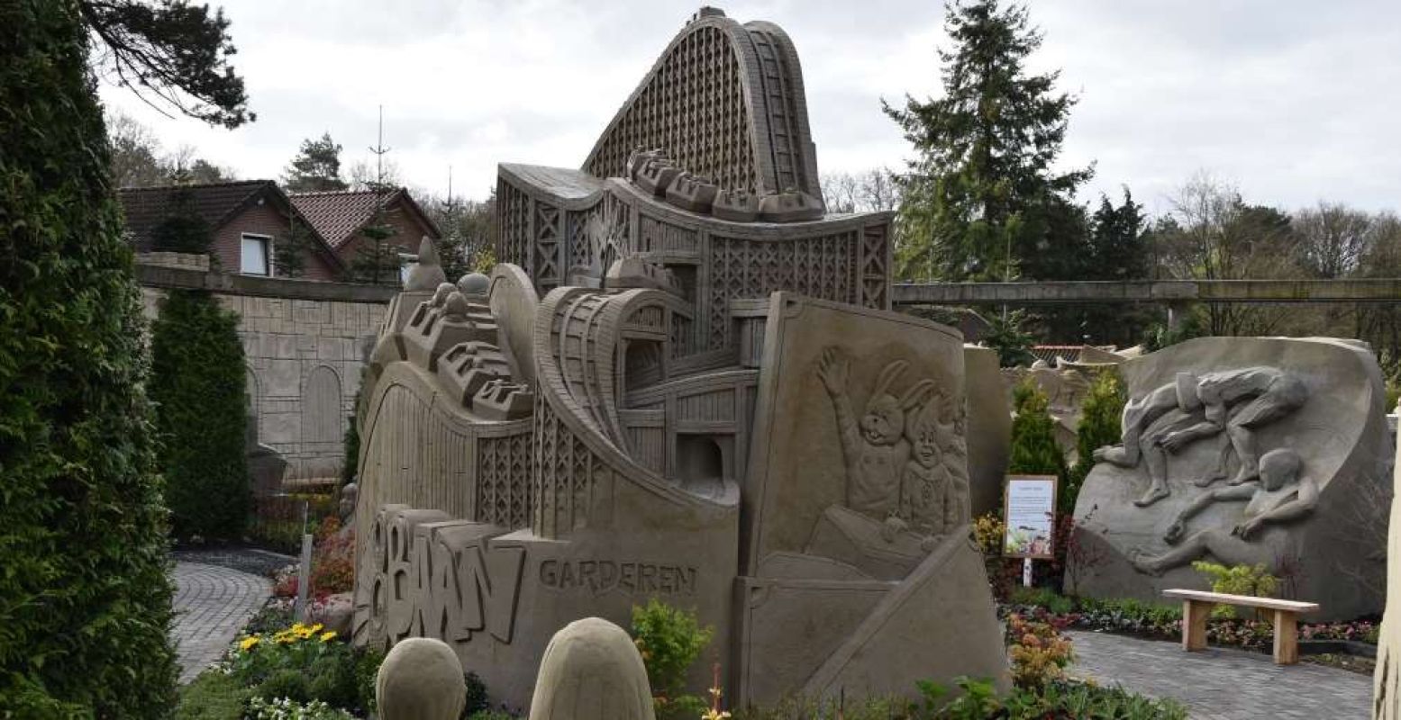 Verschillende bekende pretparken als de Julianatoren en de Efteling zijn te zien. Foto: De Beeldentuin / 't Veluws Zandsculpturenfestijn.