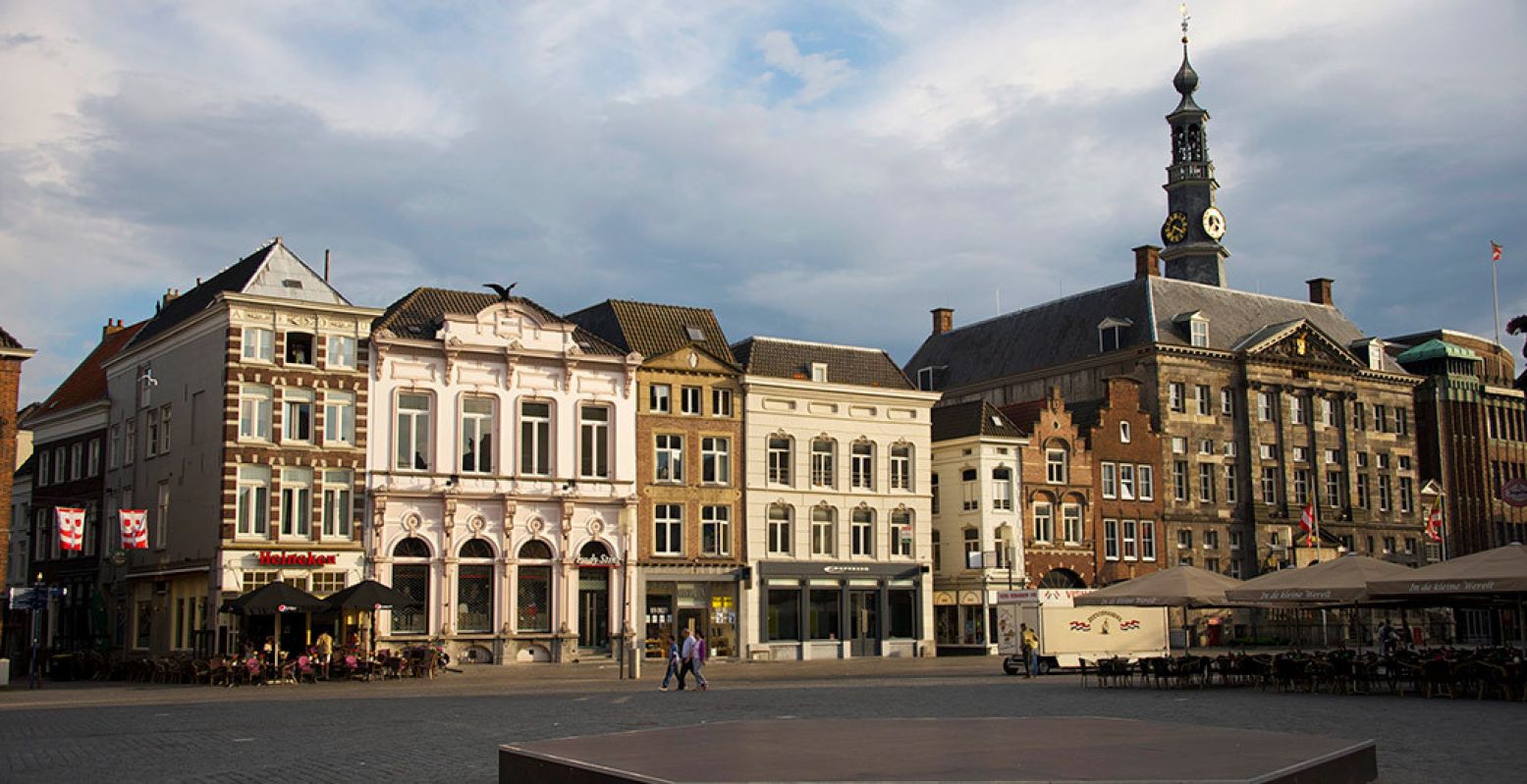 Rechts dé blikvanger van de Markt: het stadhuis. Foto:  Den Bosch Region  © Karin Jonkers