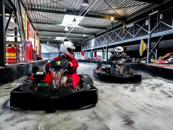 Partycentrum Happy Days Race tegen elkaar op de kartbaan. Foto: Happy Days