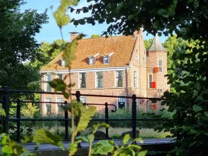 Kinderhotel Burcht Wedde Het Kinderhotel vanuit de omliggende tuinen. Foto: DagjeWeg.NL