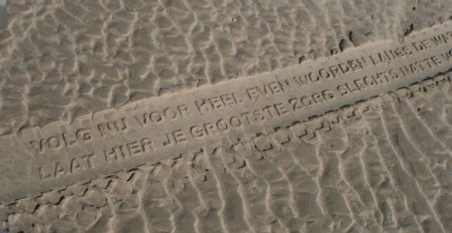 Trek met de Vliehorstexpress over het strand naar het drenkelingenhuisje, terwijl achter je een gedicht in het zand ontstaat. Elk jaar maken de banden van de Vliehorstexpress een ander gedicht. Foto: DagjeWeg.NL