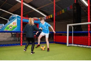 Scoren bij de zaalvoetbal. Foto: Indoorpretpark Maassluis