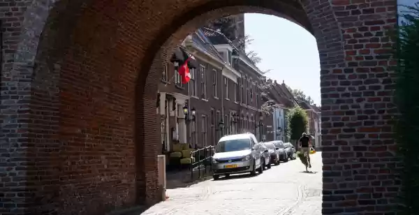 Bewonder het koninklijke Buren Door de Culemborgsepoort naar het centrum van de stad. Foto: DagjeWeg.NL © Grytsje Anna Pietersma