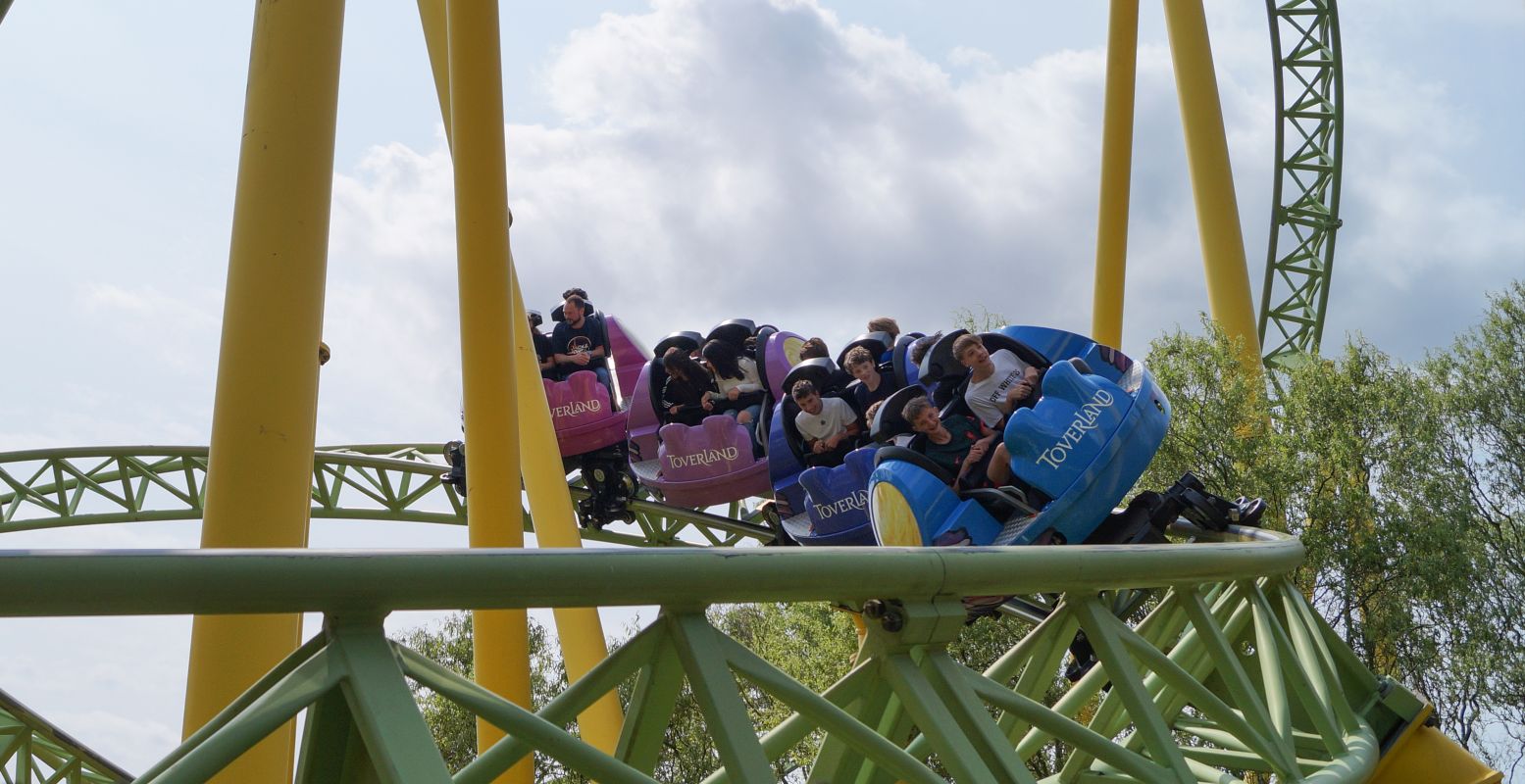 Over de kop in ronddraaiende karretjes in Dwervelwind. Foto: DagjeWeg.NL