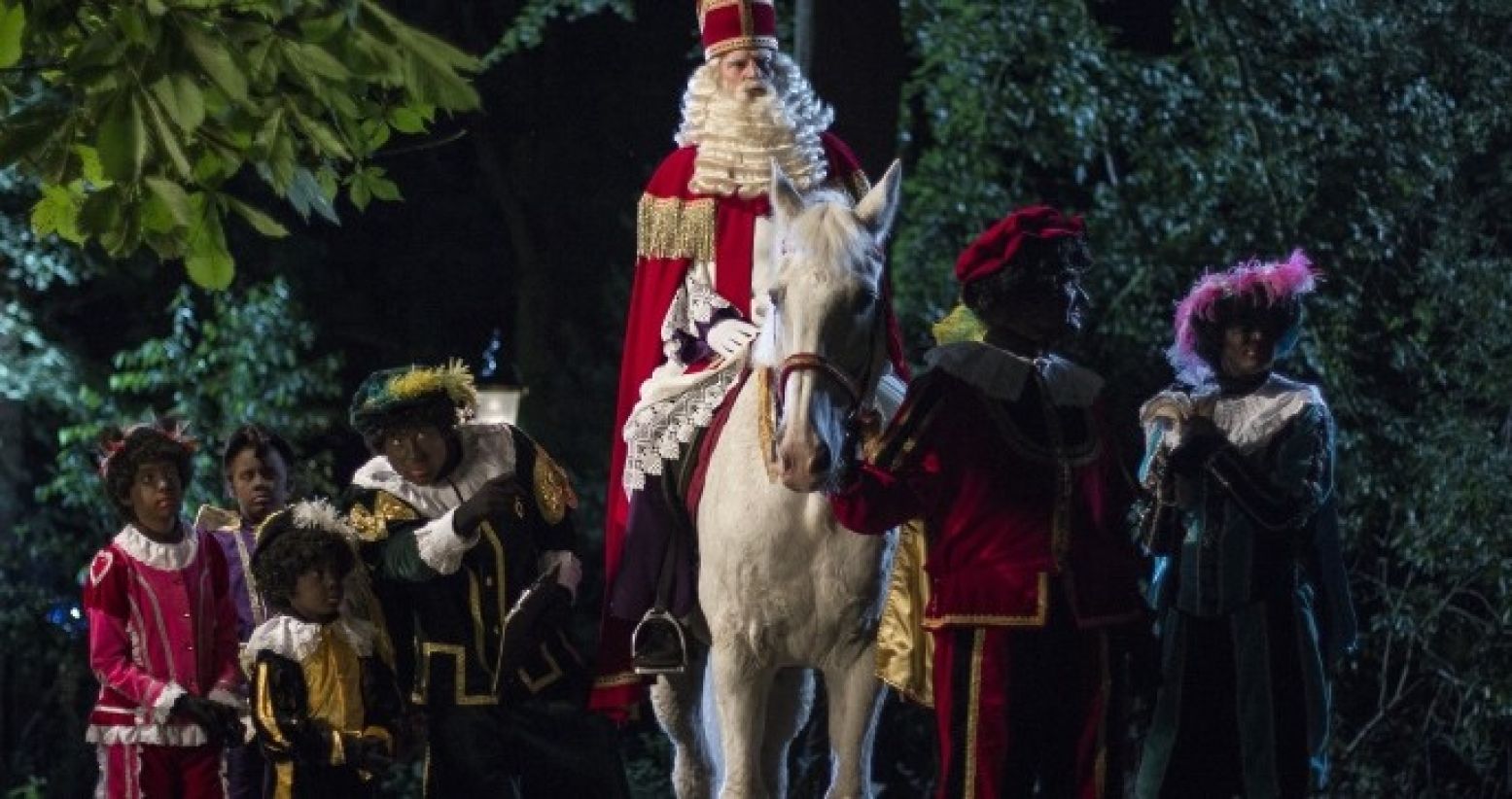 Kruip voor de buis met Sint en Piet in  De Club van Sinterklaas &amp; de Verdwenen Schoentjes . Foto's: Dutch Filmworks